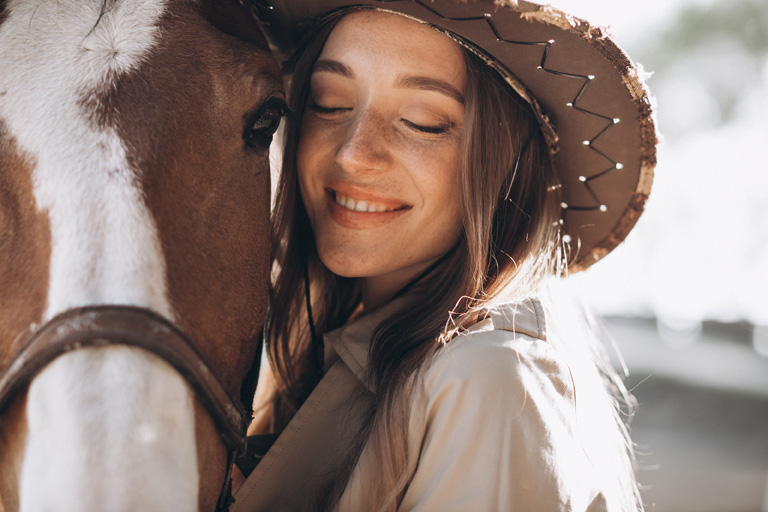 Szczęśliwa kobieta przytula się do konia